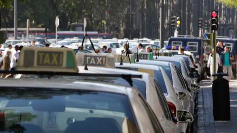 Imagen de archivo de decenas de taxistas en Madrid en una jornada de huelga Imagen de archivo de decenas de taxistas en Madrid en una jornada de huelga