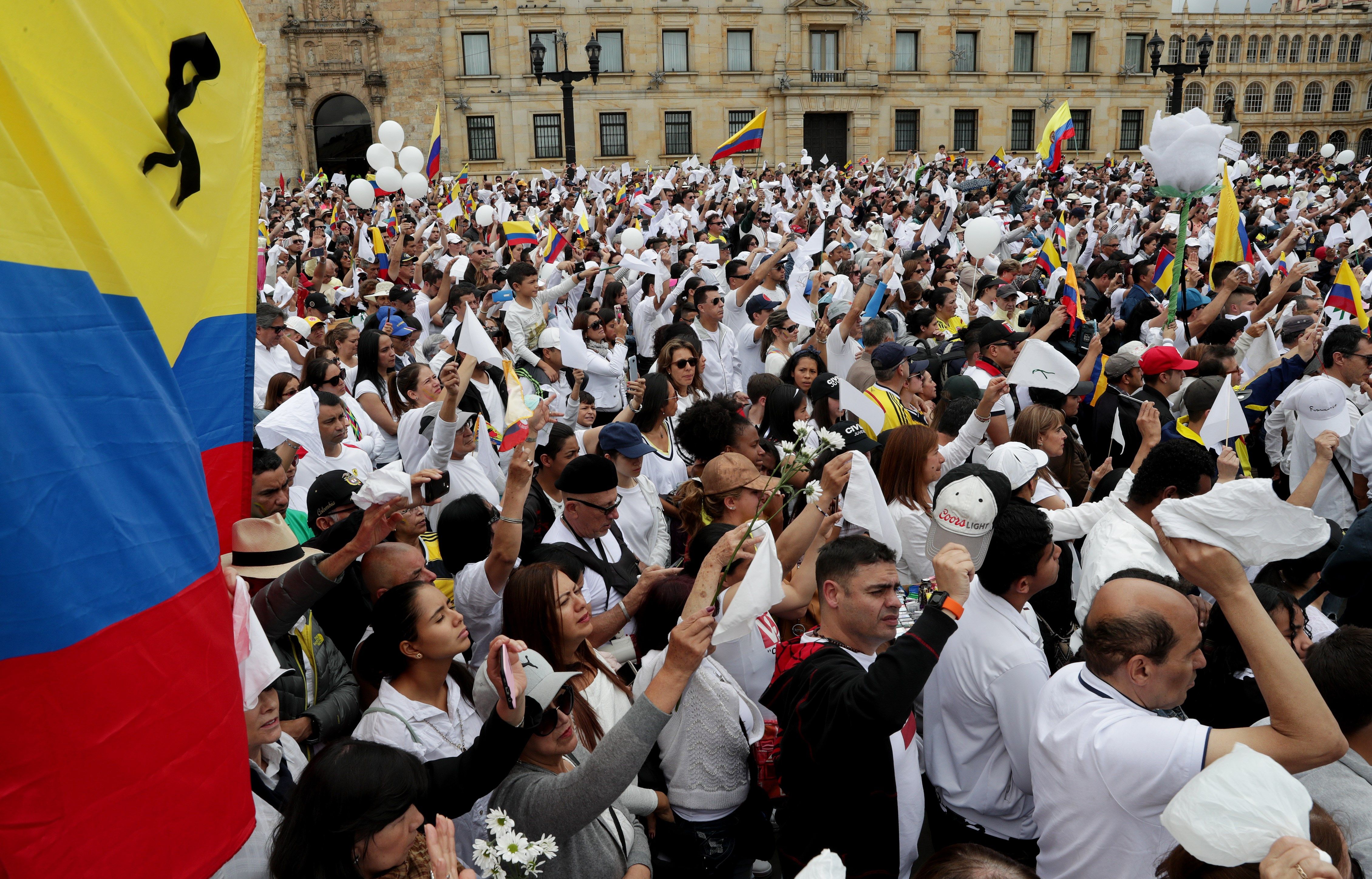 Miles de colombianos salen a la calle para condenar el atentado contra la Policía en Bogotá Miles de colombianos salen a la calle para condenar el atentado contra la Policía en Bogotá
