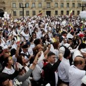 Miles de personas participan en una marcha contra el terrorismo este domingo en Bogotá (Colombia)
