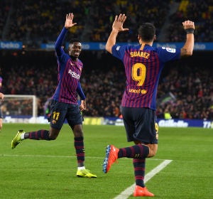Dembelé y Luis Suárez se felicitan por el gol del Barcelona Dembelé y Luis Suárez se felicitan por el gol del Barcelona