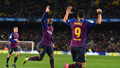 Dembel&eacute; y Luis Su&aacute;rez se felicitan por el gol del Barcelona