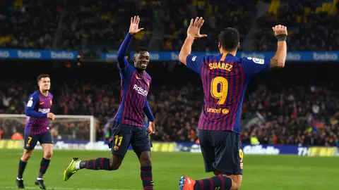 Dembelé y Luis Suárez se felicitan por el gol del Barcelona Dembelé y Luis Suárez se felicitan por el gol del Barcelona