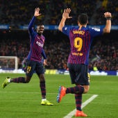 Dembelé y Luis Suárez se felicitan por el gol del Barcelona