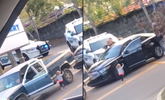 El vídeo de una niña de dos años saliendo con los brazos en alto después de que detengan a sus padres se vuelve viral El vídeo de una niña de dos años saliendo con los brazos en alto después de que detengan a sus padres se vuelve viral