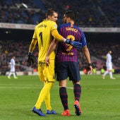 'Pichu' Cuéllar y Luis Suárez hablan durante el Barça-Leganés