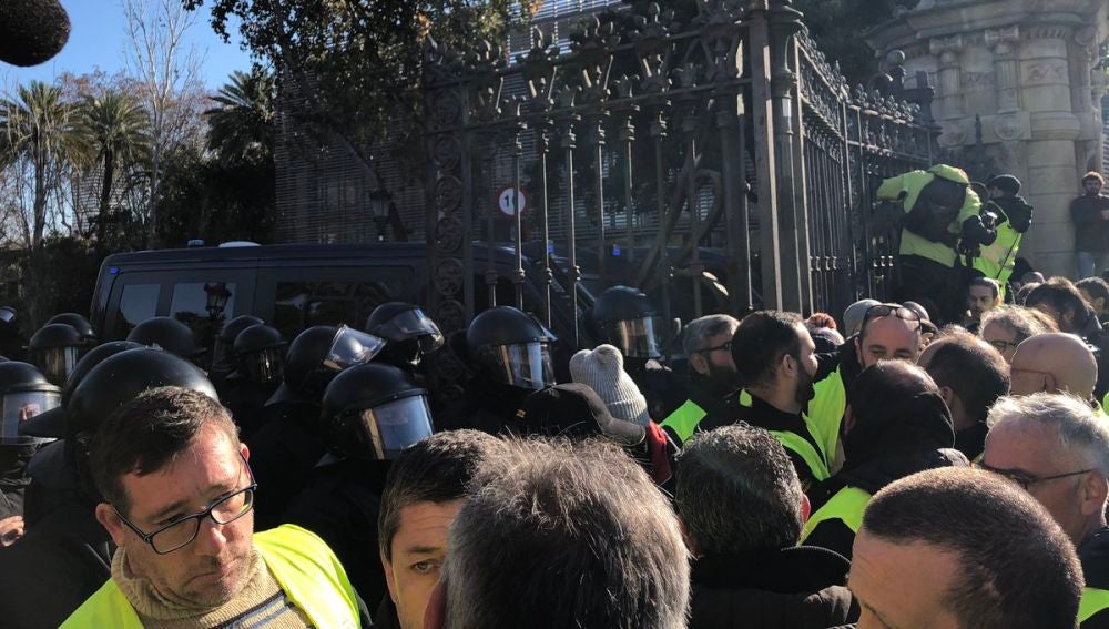 Momentos de tensión en el Parc de la Ciutadella (Barcelona) entre Mossos y taxistas
