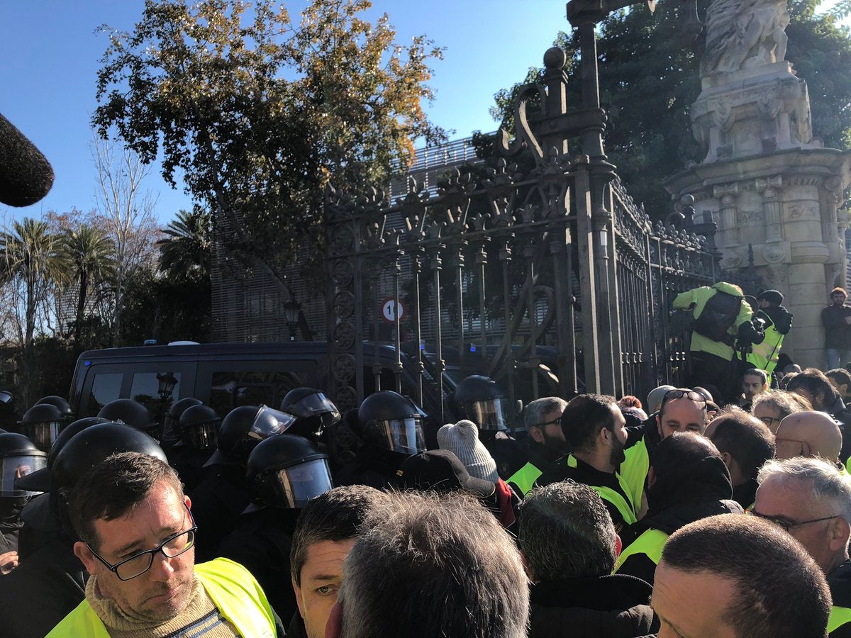 Momentos de tensión entre taxistas y Mossos en el Parc de la Ciutadella de Barcelona Momentos de tensión entre taxistas y Mossos en el Parc de la Ciutadella de Barcelona
