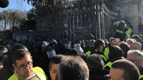 Momentos de tensión en el Parc de la Ciutadella (Barcelona) entre Mossos y taxistas Momentos de tensión en el Parc de la Ciutadella (Barcelona) entre Mossos y taxistas