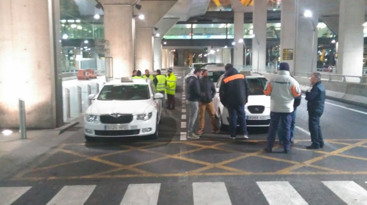 Los taxistas de Madrid y Barcelona inician una huelga en protesta por los VTC Los taxistas de Madrid y Barcelona inician una huelga en protesta por los VTC