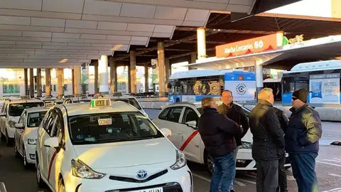 Paro indefinido de los taxistas en la Estación de Atocha Paro indefinido de los taxistas en la Estación de Atocha