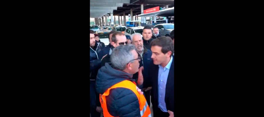 Albert Rivera es increpado por taxistas en Madrid Albert Rivera es increpado por taxistas en Madrid