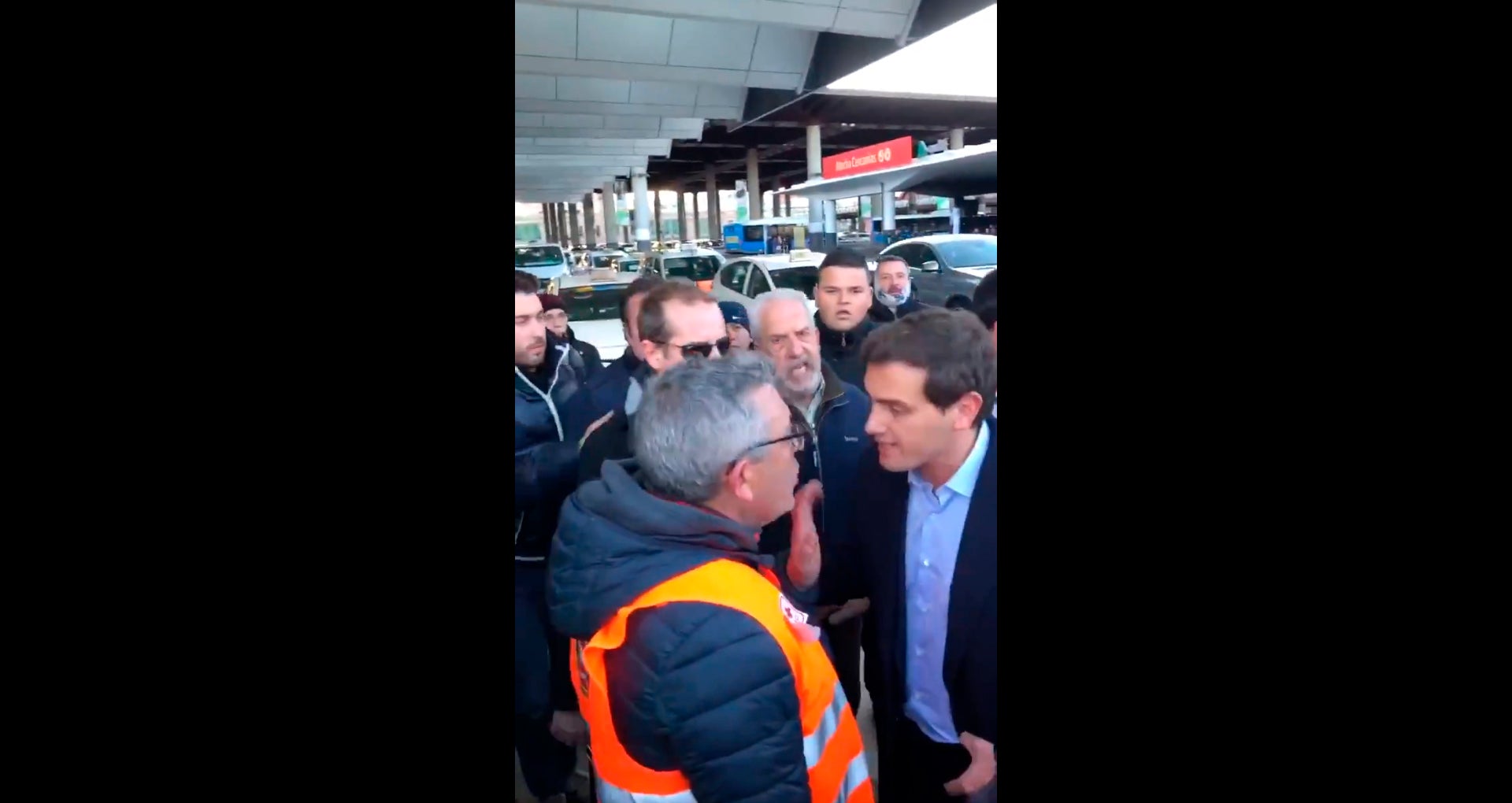 Albert Rivera, increpado por taxistas a su llegada a la estación de Atocha en Madrid Albert Rivera, increpado por taxistas a su llegada a la estación de Atocha en Madrid