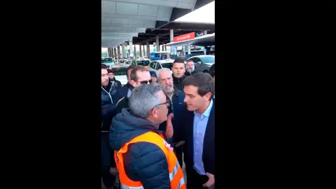 Albert Rivera es increpado por taxistas en Madrid Albert Rivera es increpado por taxistas en Madrid