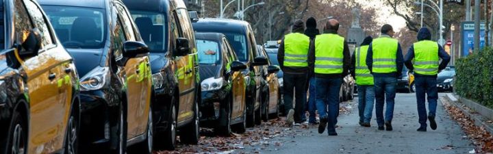 Qui té raó en el conflicte entre VTC i taxis a Barcelona?