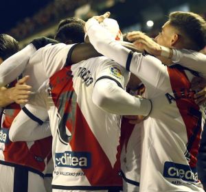 Los jugadores del Rayo Vallecano celebran el gol de Adrián Embarba Los jugadores del Rayo Vallecano celebran el gol de Adrián Embarba