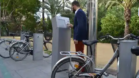Juan Antonio Sempere, concejal de Cs Elche, en una estación de BiciElx Juan Antonio Sempere, concejal de Cs Elche, en una estación de BiciElx