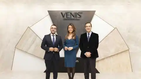 L´alcalde de Vila-real José Benlloch, Maria Colonques directiva de Venís junt amb José Bono. El grup preveu la visita de més de 12.000 persones fins el pròxim divendres.