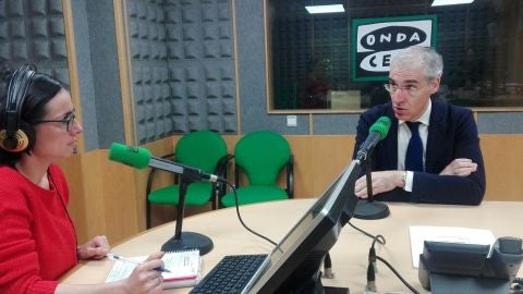 Lara Vivero entrevistando a Francisco Conde