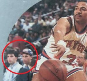 Un cromo demuestra que los hermanos Menéndez estaban en un partido de baloncesto semanas después de asesinar a sus padres Un cromo demuestra que los hermanos Menéndez estaban en un partido de baloncesto semanas después de asesinar a sus padres