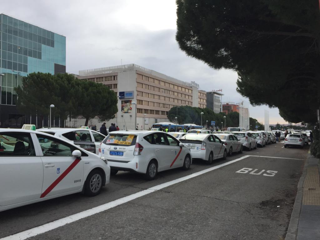 Los taxistas rodean IFEMA y prevén bloquear la entrada a la Feria de Madrid en vísperas de FITUR Los taxistas rodean IFEMA y prevén bloquear la entrada a la Feria de Madrid en vísperas de FITUR