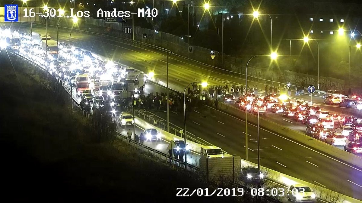 La Guardia Civil denuncia a los taxistas que han cortado el tráfico en Madrid La Guardia Civil denuncia a los taxistas que han cortado el tráfico en Madrid