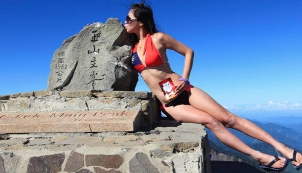Muere congelada una mujer que escaló una montaña de casi 4.000 metros en bikini Muere congelada una mujer que escaló una montaña de casi 4.000 metros en bikini