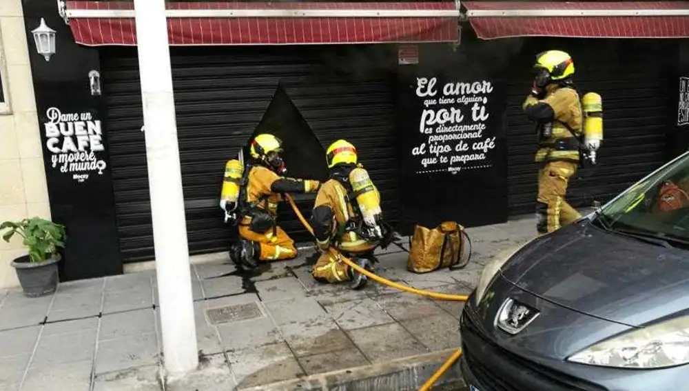 Bomberos de Elche en la cafetería que ha sufrido el incendio