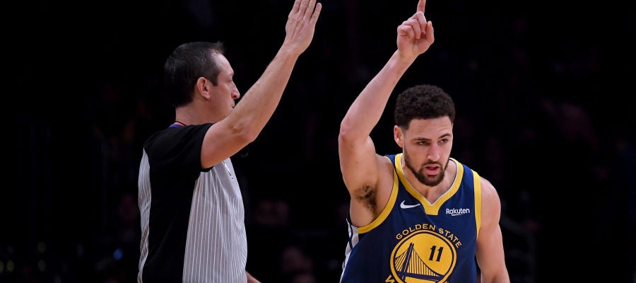 Klay Thompson celebra uno de sus 10 triples contra los Lakers Klay Thompson celebra uno de sus 10 triples contra los Lakers