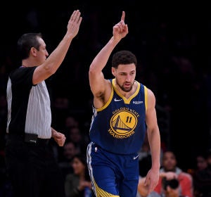 Klay Thompson celebra uno de sus 10 triples contra los Lakers Klay Thompson celebra uno de sus 10 triples contra los Lakers
