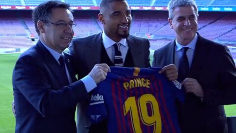 Kevin-Prince Boateng posa con su camiseta del Bar&ccedil;a