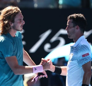 Tsitsipas y Bautista se dan la mano tras su partido Tsitsipas y Bautista se dan la mano tras su partido