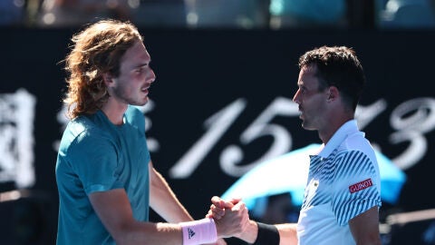 Tsitsipas y Bautista se dan la mano tras su partido