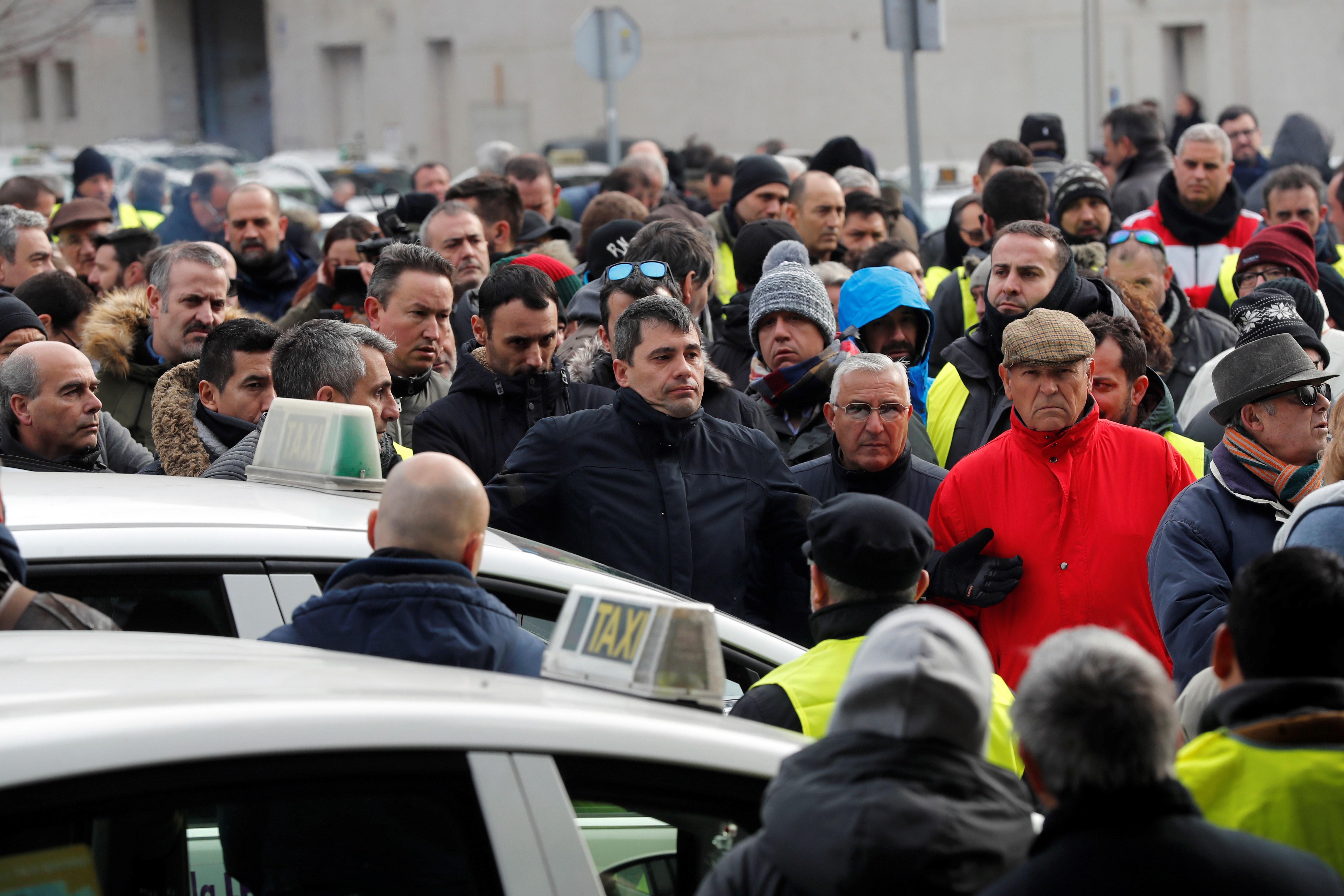 Un centenar de taxistas bloquea la entrada del cementerio de la Almudena en la quinta jornada de huelga Un centenar de taxistas bloquea la entrada del cementerio de la Almudena en la quinta jornada de huelga