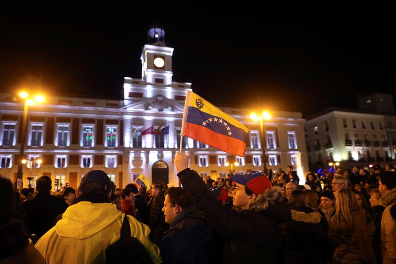 Cientos de venezolanos se concentran en la Puerta del Sol para pedir al Gobierno el reconocimiento de Guaidó Cientos de venezolanos se concentran en la Puerta del Sol para pedir al Gobierno el reconocimiento de Guaidó