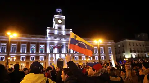 Opositores venezolanos se manifiestan en Sol Opositores venezolanos se manifiestan en Sol