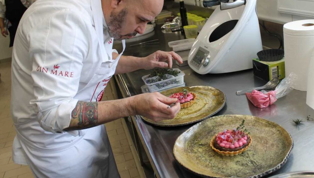 El cocinero Ismael Bilbao, cuarto clasificado en el VII Concurso de Cocina Creativa con Granada mollar de Elche