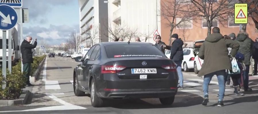 Continúan los enfrentamientos entre los taxistas y los conductores de VTC: pinchan la rueda de un coche VTC Continúan los enfrentamientos entre los taxistas y los conductores de VTC: pinchan la rueda de un coche VTC