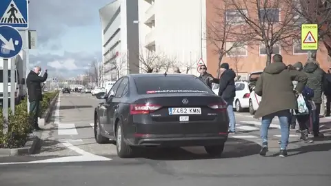 Continúan los enfrentamientos entre los taxistas y los conductores de VTC: pinchan la rueda de un coche VTC Continúan los enfrentamientos entre los taxistas y los conductores de VTC: pinchan la rueda de un coche VTC