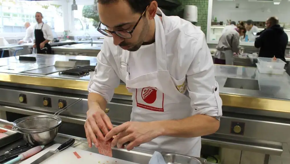 El chef Evenor Sevilla, tercer clasificado en el VII Concurso de Cocina Creativa con Granada mollar de Elche