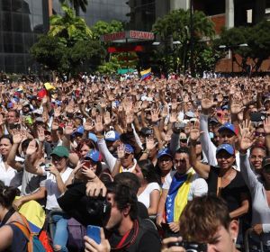 Al menos ocho muertos en Venezuela tras las protestas antigubernamentales. Al menos ocho muertos en Venezuela tras las protestas antigubernamentales.