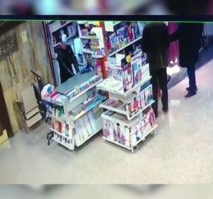 Las redes se vuelcan con el quiosquero de avanzada edad al que robaron: un internauta se gasta 80 euros en revistas para ayudarle Las redes se vuelcan con el quiosquero de avanzada edad al que robaron: un internauta se gasta 80 euros en revistas para ayudarle