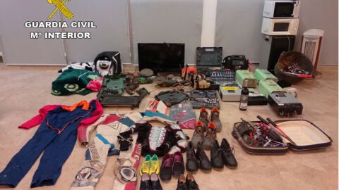 Objetos y material incautado por la Guardia Civil