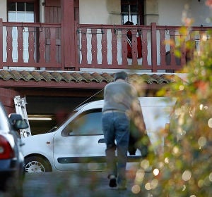 Agentes de la Policía francesa practican en el registro a una casa, tras el arresto en octubre de 2004 del entonces supuesto jefe del aparato político de ETA, Mikel Antza Agentes de la Policía francesa practican en el registro a una casa, tras el arresto en octubre de 2004 del entonces supuesto jefe del aparato político de ETA, Mikel Antza