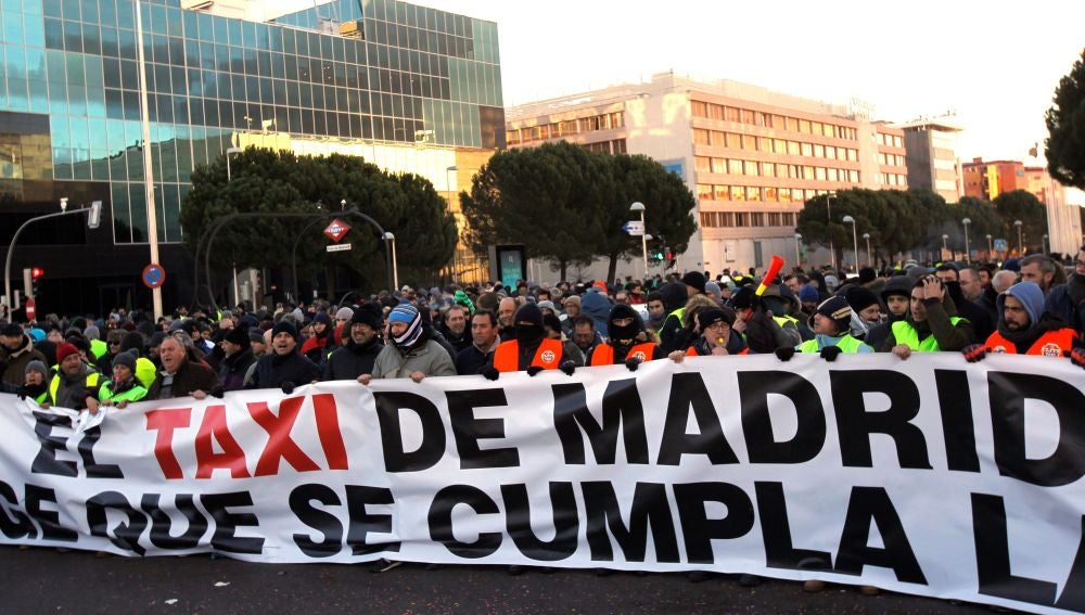 Los taxistas de Madrid siguen con las protestas y anuncian que se encadenarán en un punto que no han desvelado Los taxistas de Madrid siguen con las protestas y anuncian que se encadenarán en un punto que no han desvelado