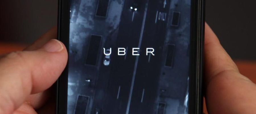 Un usuario de Uber utiliza la aplicación Un usuario de Uber utiliza la aplicación