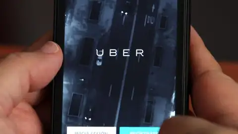 Un usuario de Uber utiliza la aplicación Un usuario de Uber utiliza la aplicación
