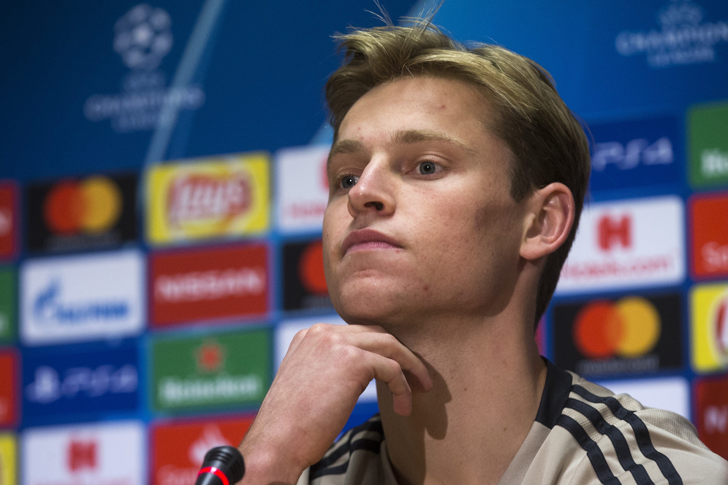 El Barcelona ofrece 90 millones de euros por el jugador del Ajax Frenkie de Jong El Barcelona ofrece 90 millones de euros por el jugador del Ajax Frenkie de Jong