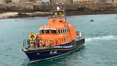 Una de las embarcaciones encargadas de la búsqueda del avión en el que iba Emiliano Sala Una de las embarcaciones encargadas de la búsqueda del avión en el que iba Emiliano Sala