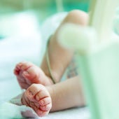 Imagen de archivo de un bebé en el hospital