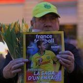 Un aficionado del Nantes, con una portada de 'France Football' en la que aparece Emiliano Sala